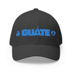 Elegante gorra cerrada con estructura, ofrece un aire deportivo y aventurero.