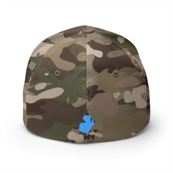 Elegante gorra bordada cerrada para cualquier ocasión.