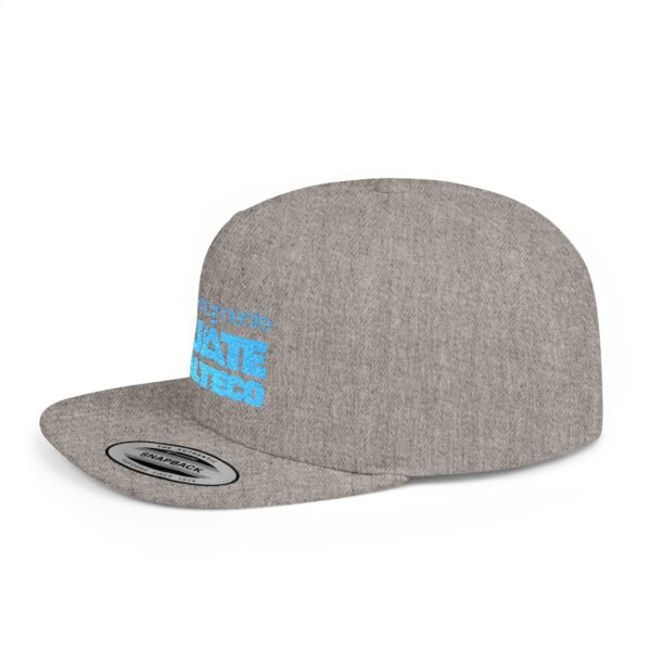 Esta gorra plana es elegante y ajustable, perfecta para el día a día.