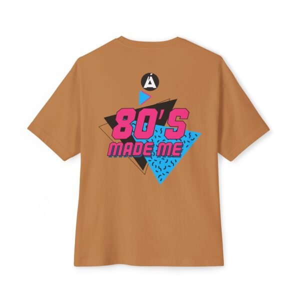 Camiseta holgada inspirada en los 80s, perfecta para salidas informales, con un aire divertido y nostálgico.
