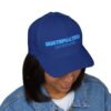 Elegante gorra bordada cerrada para cualquier ocasión. Perfecta como gorra deportiva.