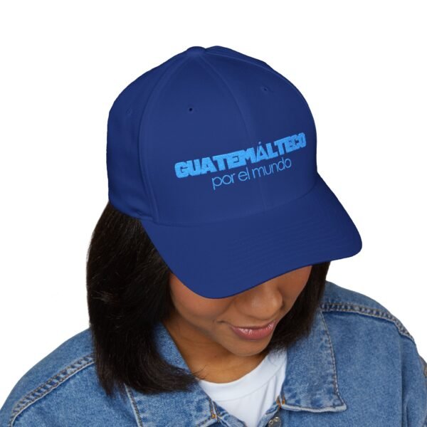 Elegante gorra bordada cerrada para cualquier ocasión. Perfecta como gorra deportiva.