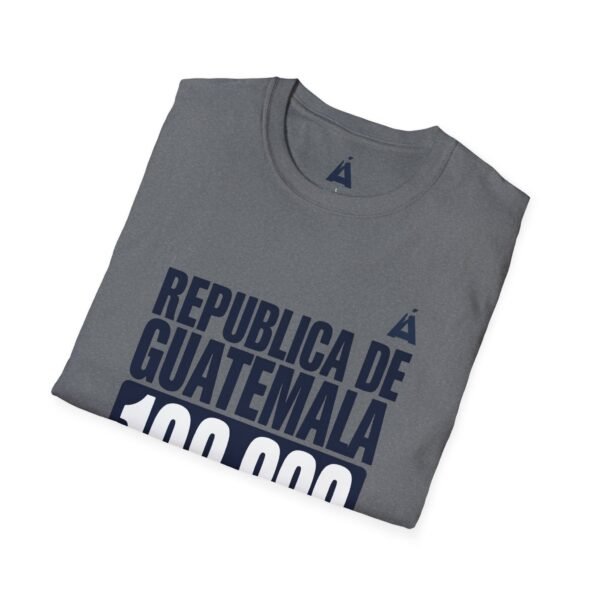 Celebra tu herencia guatemalteca con esta camiseta unisex con orgullo, perfecta para pasear.