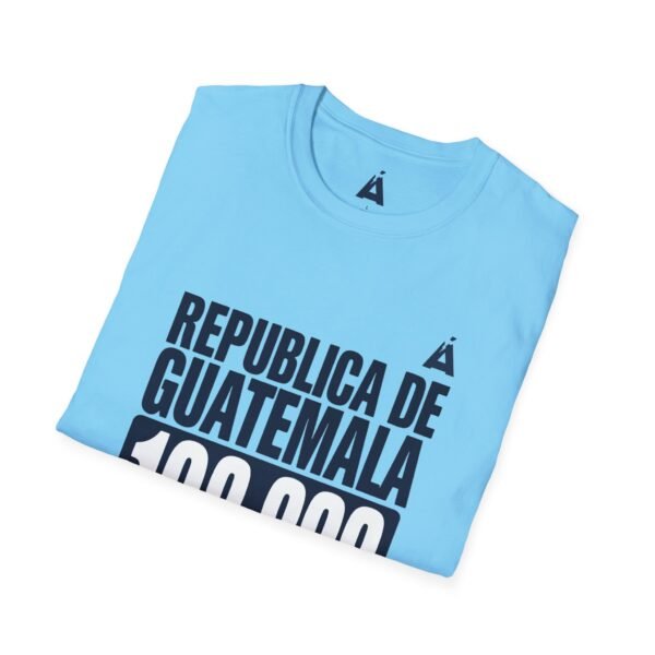 Celebra tu herencia guatemalteca con esta camiseta unisex con orgullo, perfecta para pasear.