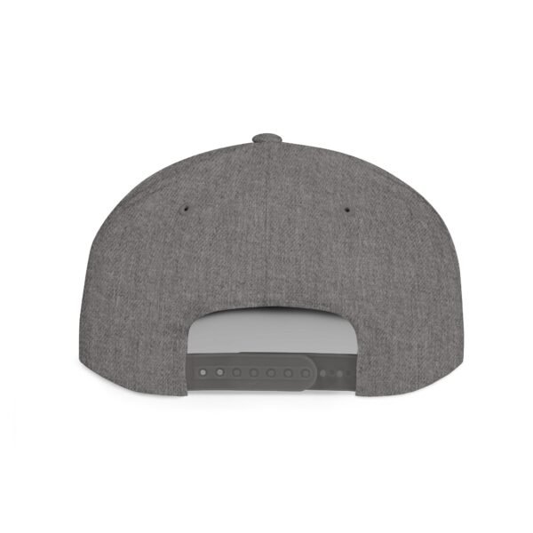 Esta gorra plana es elegante y ajustable, perfecta para el día a día.