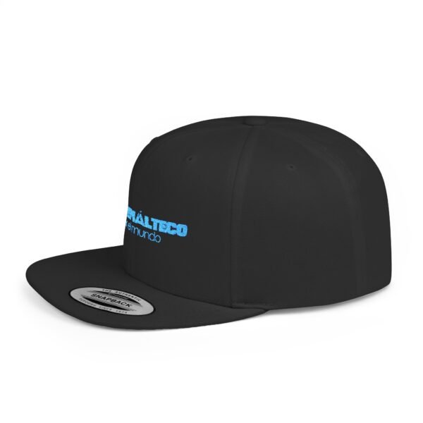 Esta gorra plana es elegante y ajustable, perfecta para el día a día.