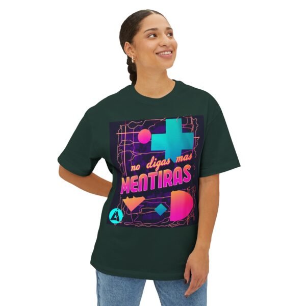 Camiseta holgada inspirada en los 80s, perfecta para salidas informales, con un aire divertido y nostálgico.