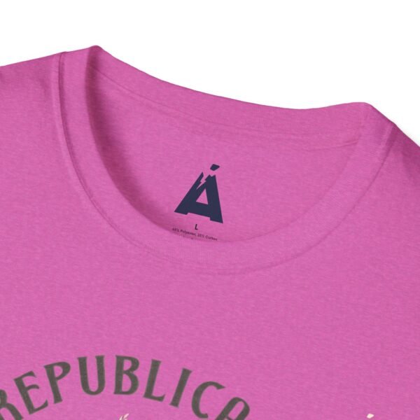 Celebra tu herencia guatemalteca con esta camiseta unisex con orgullo, perfecta para pasear.