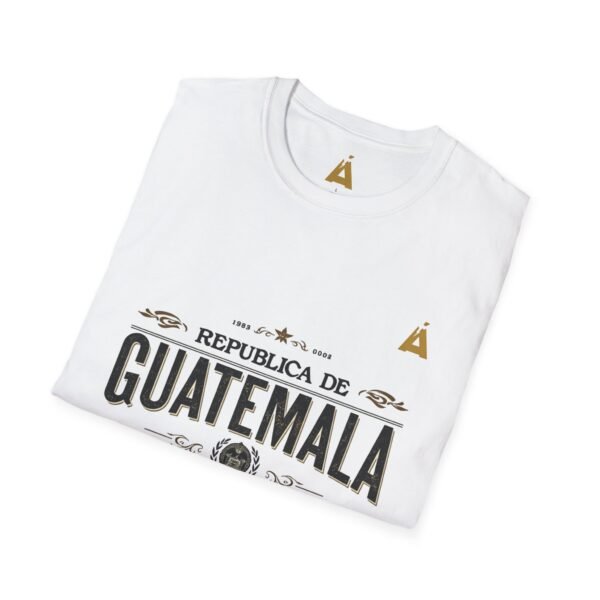 Celebra tu herencia guatemalteca con esta camiseta unisex con orgullo, perfecta para pasear.