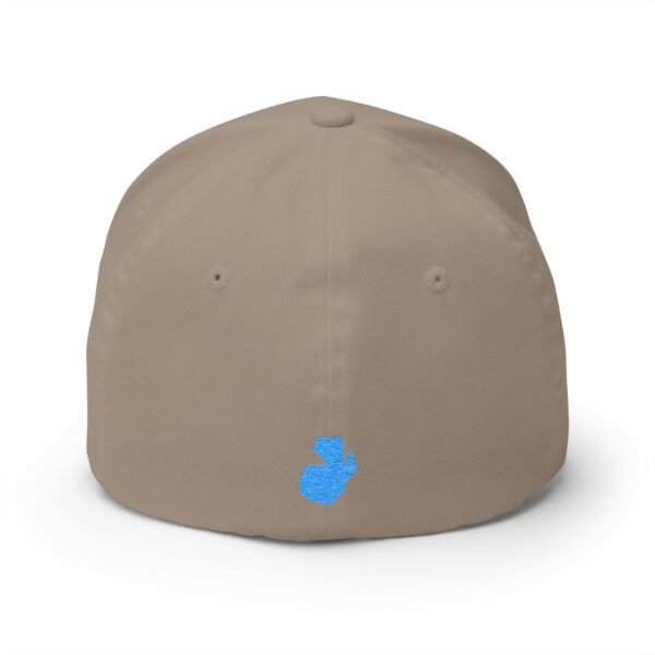 Elegante gorra bordada cerrada para cualquier ocasión.