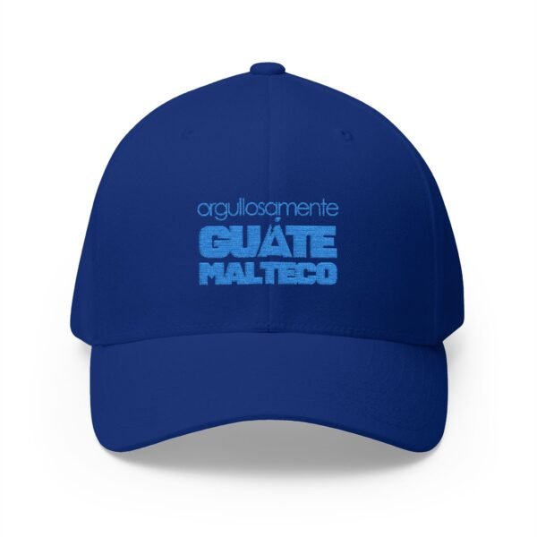 Elegante gorra bordada cerrada para cualquier ocasión.