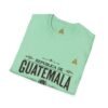 Celebra tu herencia guatemalteca con esta camiseta unisex con orgullo, perfecta para pasear.