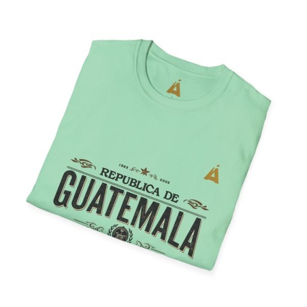 Celebra tu herencia guatemalteca con esta camiseta unisex con orgullo, perfecta para pasear.