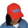 Elegante gorra bordada cerrada para cualquier ocasión.