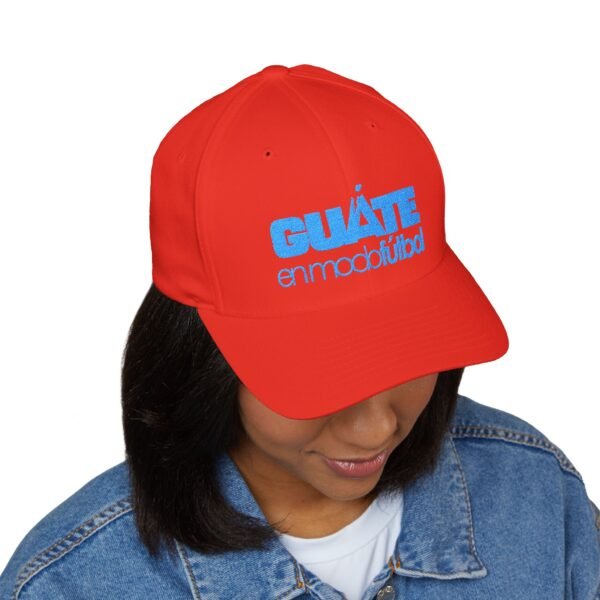 Elegante gorra bordada cerrada para cualquier ocasión.