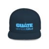 Esta gorra plana es elegante y ajustable, perfecta para el día a día.