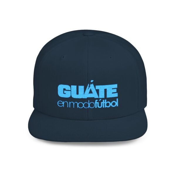 Esta gorra plana es elegante y ajustable, perfecta para el día a día.