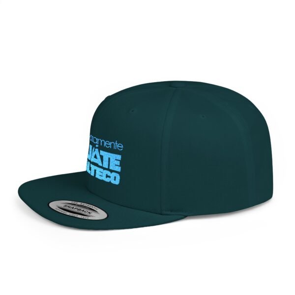 Esta gorra plana es elegante y ajustable, perfecta para el día a día.