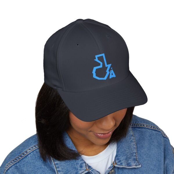 Elegante gorra cerrada con estructura, ofrece un aire deportivo y aventurero.