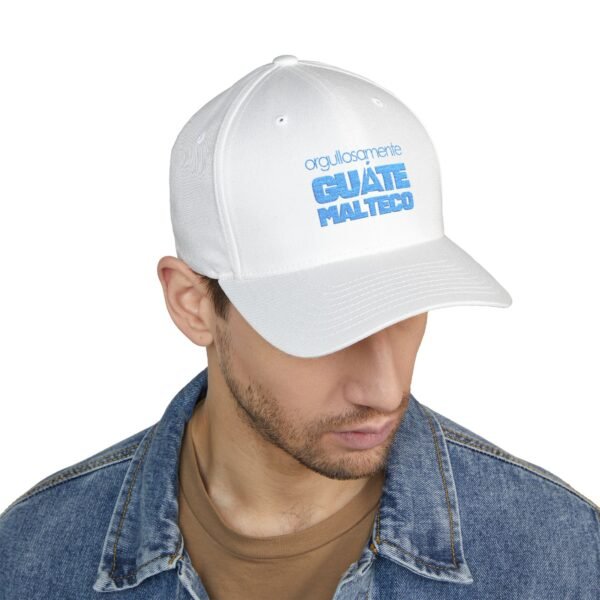 Elegante gorra bordada cerrada para cualquier ocasión.