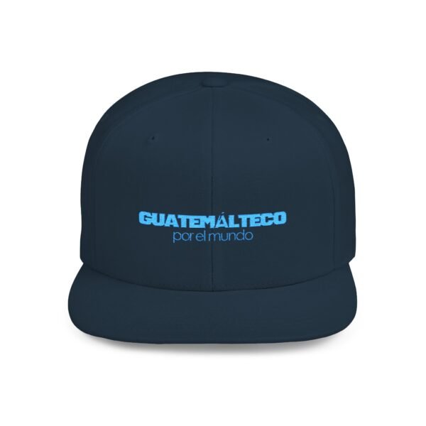 Esta gorra plana es elegante y ajustable, perfecta para el día a día.