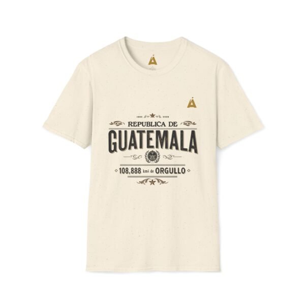 Celebra tu herencia guatemalteca con esta camiseta unisex con orgullo, perfecta para pasear.
