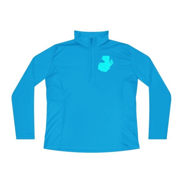 Elegante jersey deportivo para aventuras al aire libre, perfecto para mujeres que buscan estilo y comodidad.