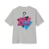 Camiseta holgada inspirada en los 80s, perfecta para salidas informales, con un aire divertido y nostálgico.
