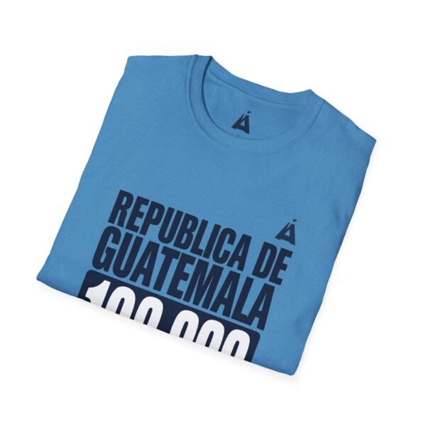 Celebra tu herencia guatemalteca con esta camiseta unisex con orgullo, perfecta para pasear.