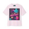 Camiseta holgada inspirada en los 80s, perfecta para salidas informales, con un aire divertido y nostálgico.