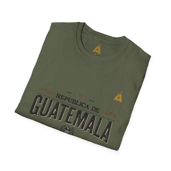 Celebra tu herencia guatemalteca con esta camiseta unisex con orgullo, perfecta para pasear.