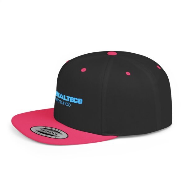 Esta gorra plana es elegante y ajustable, perfecta para el día a día.