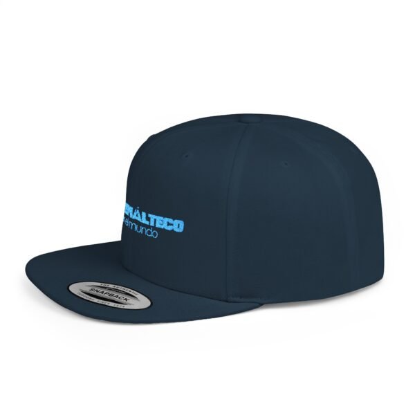 Esta gorra plana es elegante y ajustable, perfecta para el día a día.