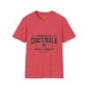 Celebra tu herencia guatemalteca con esta camiseta unisex con orgullo, perfecta para pasear.