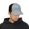 Elegante gorra de Camionero, bordada, perfecta para uso casual, una opción moderna y cómoda.