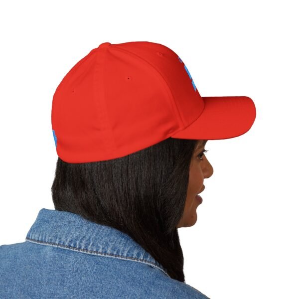 Elegante gorra bordada cerrada para cualquier ocasión.