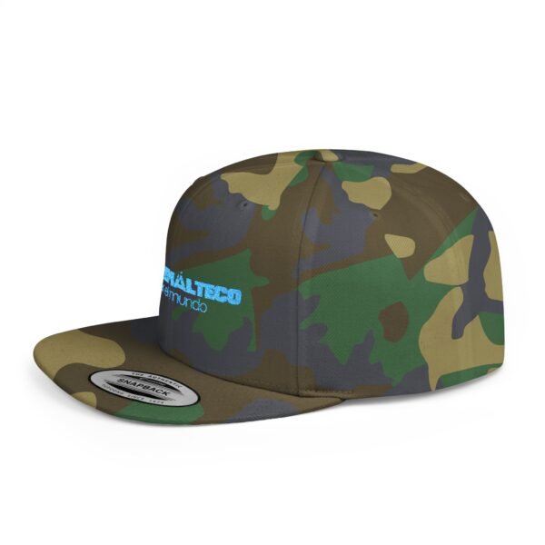 Esta gorra plana es elegante y ajustable, perfecta para el día a día.