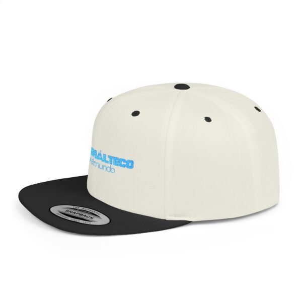 Esta gorra plana es elegante y ajustable, perfecta para el día a día.