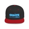 Esta gorra plana es elegante y ajustable, perfecta para el día a día.