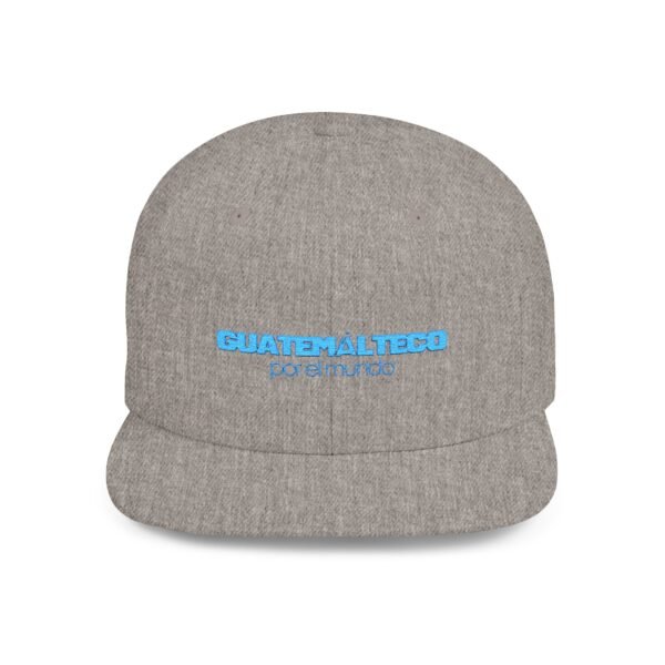Esta gorra plana es elegante y ajustable, perfecta para el día a día.