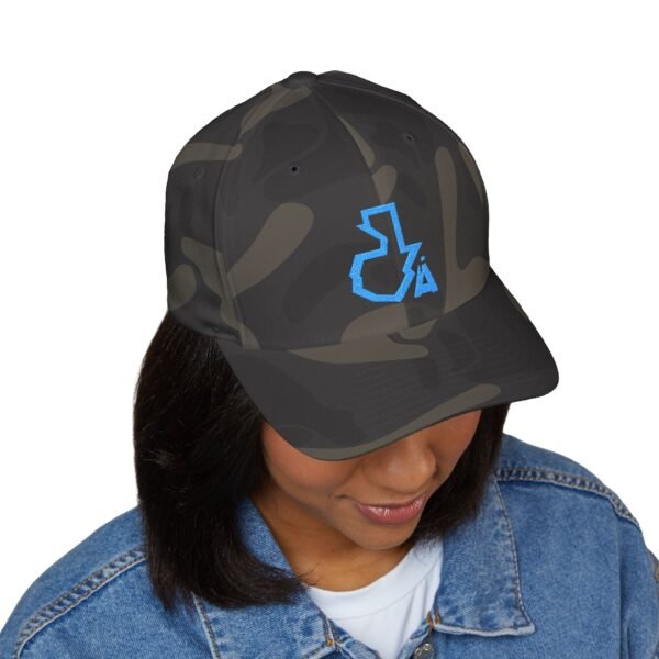 Elegante gorra cerrada con estructura, ofrece un aire deportivo y aventurero.
