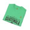 Celebra tu herencia guatemalteca con esta camiseta unisex con orgullo, perfecta para pasear.