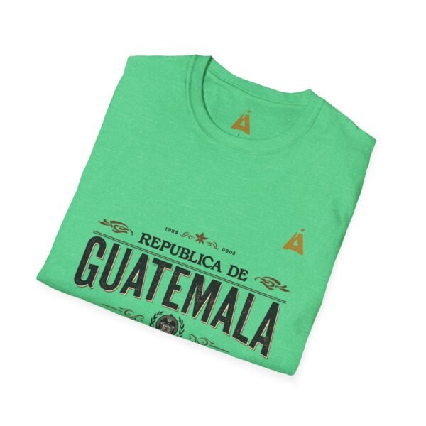 Celebra tu herencia guatemalteca con esta camiseta unisex con orgullo, perfecta para pasear.