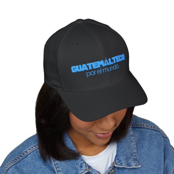 Elegante gorra bordada cerrada para cualquier ocasión. Perfecta como gorra deportiva.