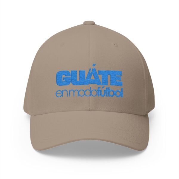 Elegante gorra bordada cerrada para cualquier ocasión.