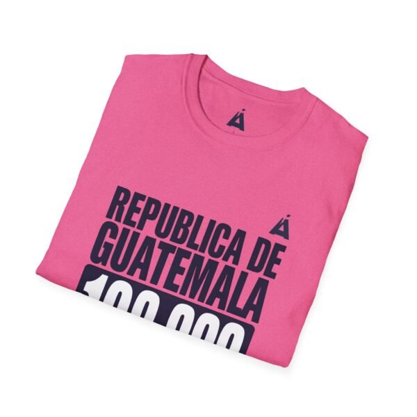 Celebra tu herencia guatemalteca con esta camiseta unisex con orgullo, perfecta para pasear.