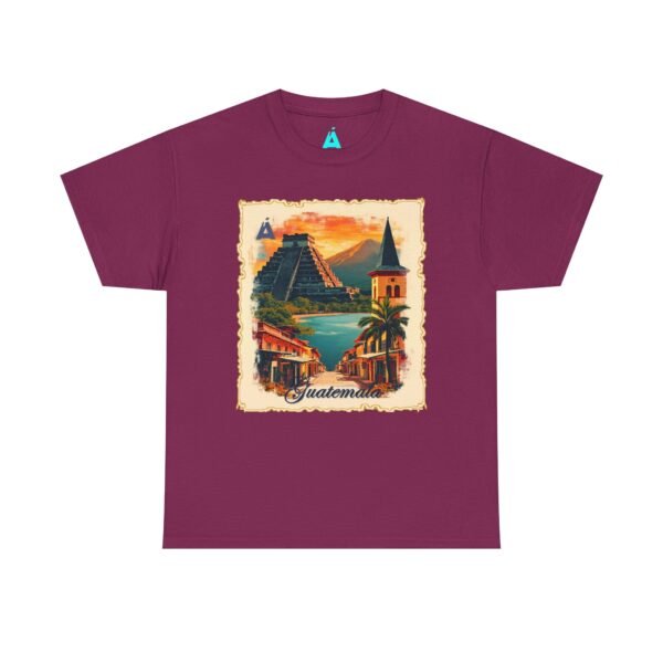 Celebra tu herencia guatemalteca con esta camiseta unisex con orgullo, perfecta para pasear.
