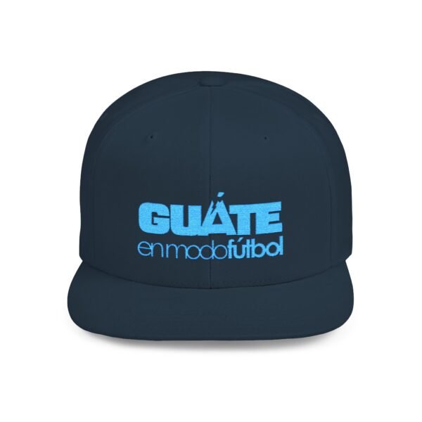 Esta gorra plana es elegante y ajustable, perfecta para el día a día.