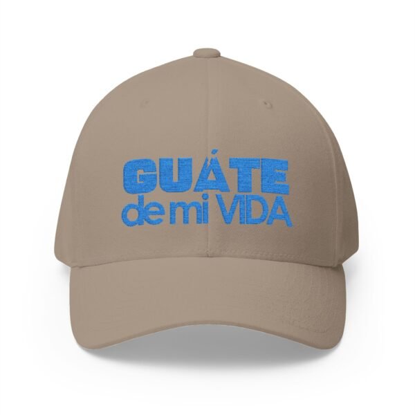 Elegante gorra bordada cerrada para cualquier ocasión. Perfecta como gorra deportiva.