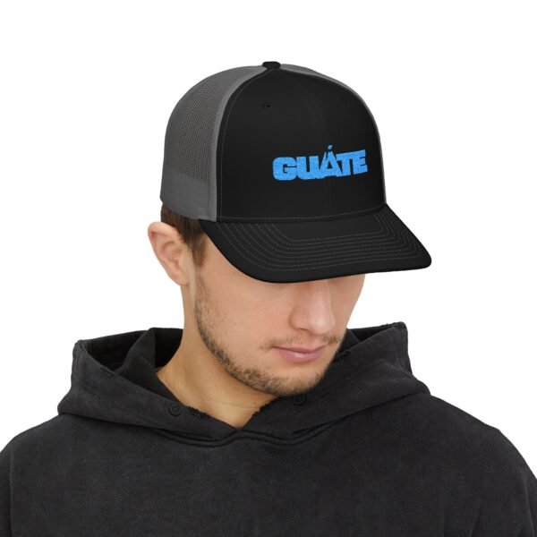 Elegante gorra de Camionero, bordada, perfecta para uso casual, una opción moderna y cómoda.